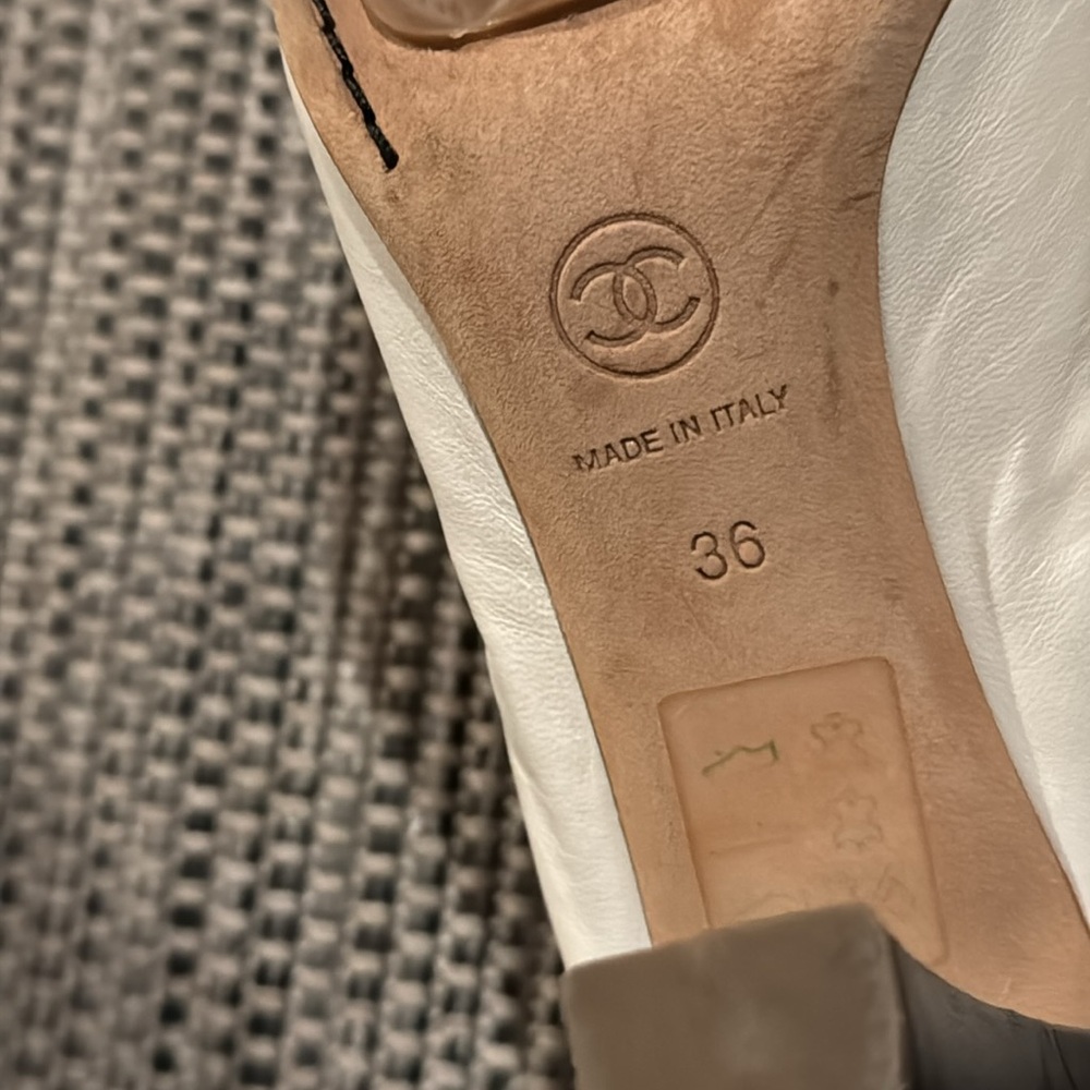 Chanel Vintage Spirit leather heels w/grosgrain trim, cap toes and heel tabs - Picture 11 of 13